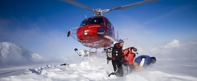Спасатели на вертолете забирают на горе альпиниста